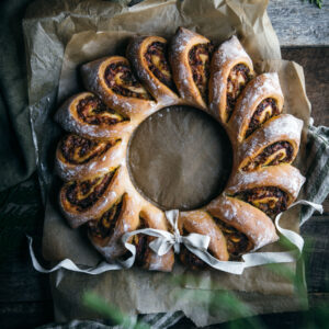 Wreath Bread with Caramelized Onions and Prosciutto